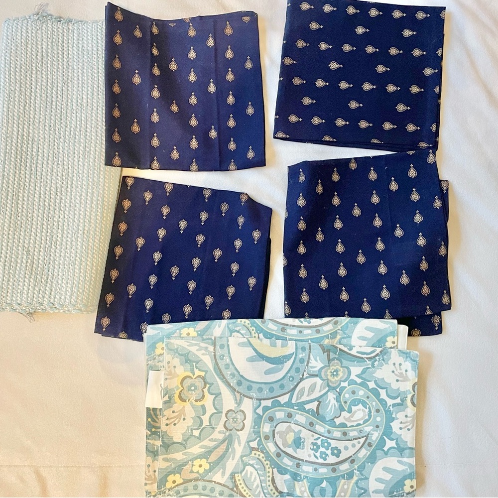 2 light blue table runners and 4 dark blue napkins